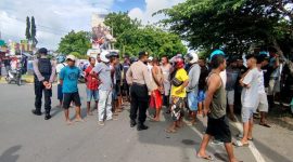 Warga berkerumun di tempat kejadian perkaran di Kios Maju Jaya Nangameting, Minggu (6/2)