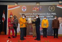 Menpora Zainudin Amali menyerahkan penghargaan Inisiator Olahraga SIWO PWI Pusat 2022 kepada Gubernur Papua, yang diterima Kepala Dinas Komunikasi dan Informatika Papua, Jery A Yudianto (foto: istimewa)
