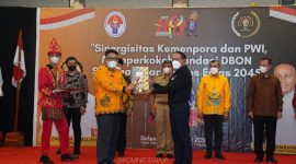 Menpora Zainudin Amali menyerahkan penghargaan Inisiator Olahraga SIWO PWI Pusat 2022 kepada Gubernur Papua, yang diterima Kepala Dinas Komunikasi dan Informatika Papua, Jery A Yudianto (foto: istimewa)
