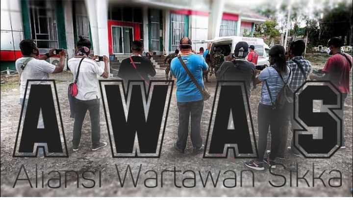 Sejumlah wartawan sedang melakukan peliputan kasus Covid di Kabupaten Sikka beberapa waktu lalu