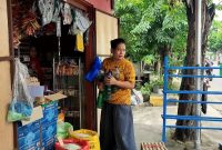 Pedagang terpaksa menutup kios menyusul aksi sweeping oleh sekelompok masyarakat, Rabu (9/2)