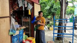Pedagang terpaksa menutup kios menyusul aksi sweeping oleh sekelompok masyarakat, Rabu (9/2)