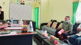 Tokoh masyarakat, tokoh adat, dan tokoh pendidikan Desa Tuwa bertemu Kepala Dinas PKO Sikka Heri Vandiron Sales, Rabu (9/2)