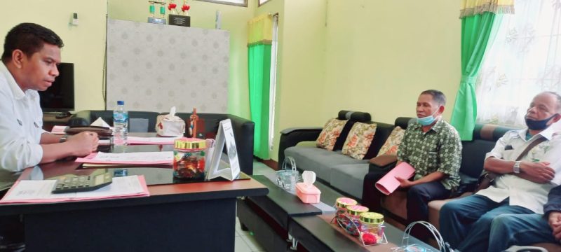 Tokoh masyarakat, tokoh adat, dan tokoh pendidikan Desa Tuwa bertemu Kepala Dinas PKO Sikka Heri Vandiron Sales, Rabu (9/2)