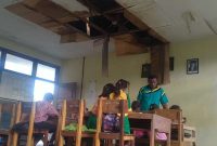 Suasana KBM SDI Watuwekak pada bangunan sekolah yang tidak layak (foto: istimewa)