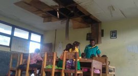 Suasana KBM SDI Watuwekak pada bangunan sekolah yang tidak layak (foto: istimewa)