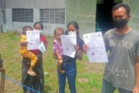 Warga yang terkonfirmasi positip, menunjukkan surat keterangan sehat setelah selesai menjalankan isolasi terpusat, Minggu (20/2)(foto: istimewa)