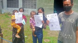 Warga yang terkonfirmasi positip, menunjukkan surat keterangan sehat setelah selesai menjalankan isolasi terpusat, Minggu (20/2)(foto: istimewa)