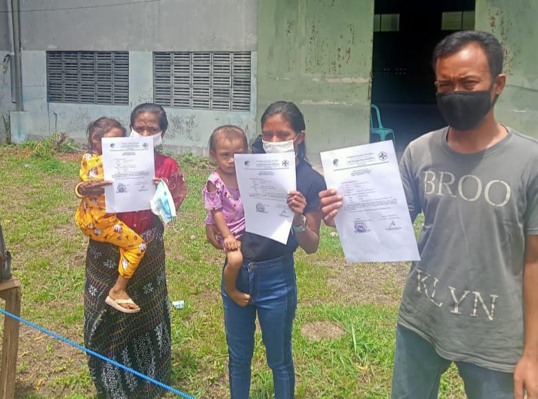 Warga yang terkonfirmasi positip, menunjukkan surat keterangan sehat setelah selesai menjalankan isolasi terpusat, Minggu (20/2)(foto: istimewa)