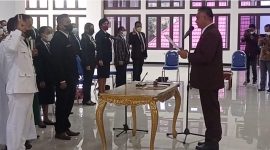Bupati Sikka melantik pejabat administrator di lingkup Pemkab Sikka, Senin (23/2)