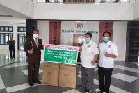 Ketua Kadin Sikka Harry Jepira menyerahkan bantuan konsentrator oksigen dari GoTo kepada Bupati Sikka, Selasa (23/2)