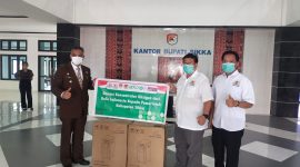 Ketua Kadin Sikka Harry Jepira menyerahkan bantuan konsentrator oksigen dari GoTo kepada Bupati Sikka, Selasa (23/2)