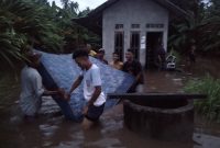 Warga membantu evakuasi korban yang rumahnya terendam banjir di Wairbor Kelurahan Wailiti, Kamis (24/2)