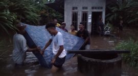 Warga membantu evakuasi korban yang rumahnya terendam banjir di Wairbor Kelurahan Wailiti, Kamis (24/2)