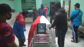 Jasad prajurit Lanal Maumere saat masih berada di RSUD TC Hillers Maumere (foto: istimewa)