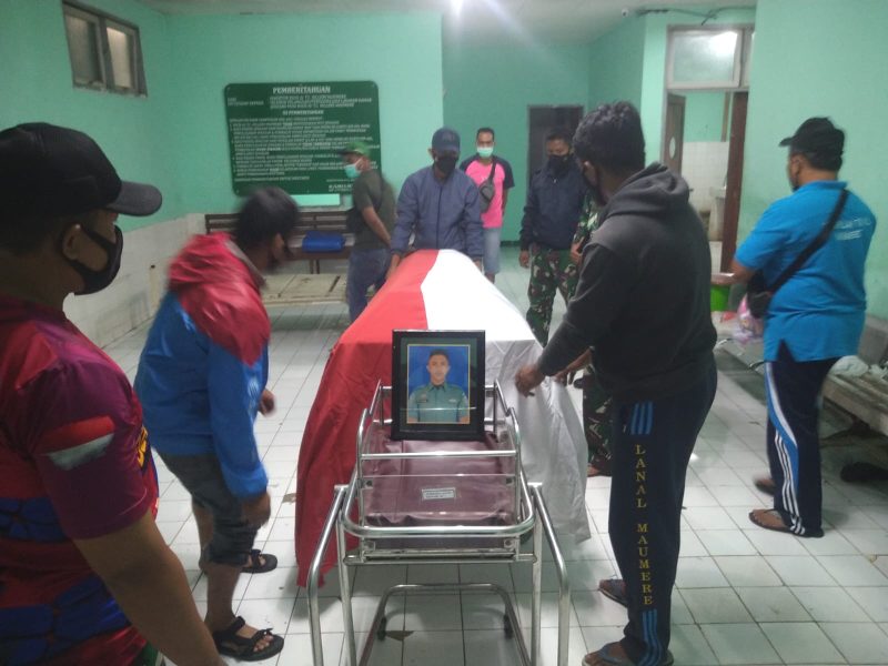 Jasad prajurit Lanal Maumere saat masih berada di RSUD TC Hillers Maumere (foto: istimewa)