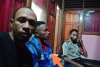 Nahkoda yang selamat (tengah, anak panah) sedang bersama Kepala Desa Waibao Hironimus Raga Aran dan Kapospol Tanjung Bunga Aipda Silverius Petrus Diaz (foto: istimewa)