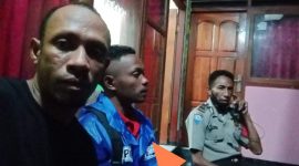 Nahkoda yang selamat (tengah, anak panah) sedang bersama Kepala Desa Waibao Hironimus Raga Aran dan Kapospol Tanjung Bunga Aipda Silverius Petrus Diaz (foto: istimewa)