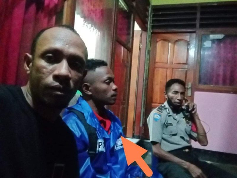 Nahkoda yang selamat (tengah, anak panah) sedang bersama Kepala Desa Waibao Hironimus Raga Aran dan Kapospol Tanjung Bunga Aipda Silverius Petrus Diaz (foto: istimewa)