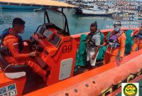 Tim SAR Gabungan menjemput seorang nahkoda yang ditemukan selamat setelah hilang di perairan Tanjung Bunga