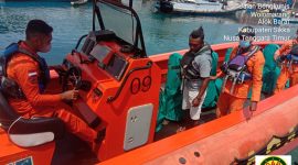 Tim SAR Gabungan menjemput seorang nahkoda yang ditemukan selamat setelah hilang di perairan Tanjung Bunga