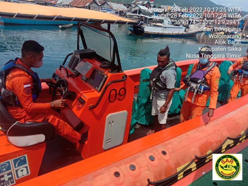 Tim SAR Gabungan menjemput seorang nahkoda yang ditemukan selamat setelah hilang di perairan Tanjung Bunga