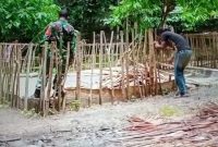 Babinsa Wolon Terang Koptu Yoseph Win Benny bersama aparatur desa setempat sedang membongkar gelanggang sabung ayam ilegal, Jumat (4/2) (foto: istimewa)
