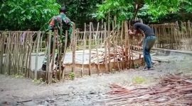 Babinsa Wolon Terang Koptu Yoseph Win Benny bersama aparatur desa setempat sedang membongkar gelanggang sabung ayam ilegal, Jumat (4/2) (foto: istimewa)