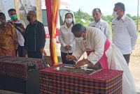 Uskup Maumere menandatangani prasasti pembangunan menara lonceng pada kegiatan peletakkan batu pertama awal Pebruari 2022 lalu