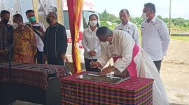 Uskup Maumere menandatangani prasasti pembangunan menara lonceng pada kegiatan peletakkan batu pertama awal Pebruari 2022 lalu