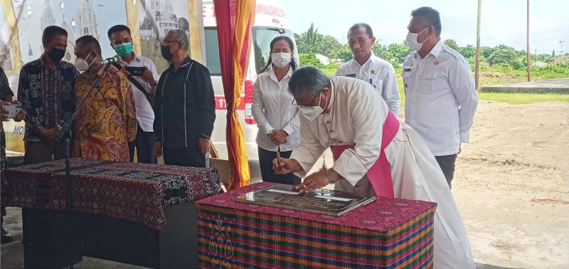 Uskup Maumere menandatangani prasasti pembangunan menara lonceng pada kegiatan peletakkan batu pertama awal Pebruari 2022 lalu