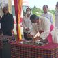 Uskup Maumere menandatangani prasasti pembangunan menara lonceng pada kegiatan peletakkan batu pertama awal Pebruari 2022 lalu