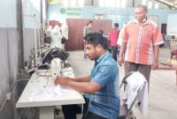 Oris sedang menjahit pesanan pelanggan, Selasa (1/3)