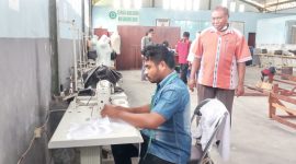 Oris sedang menjahit pesanan pelanggan, Selasa (1/3)