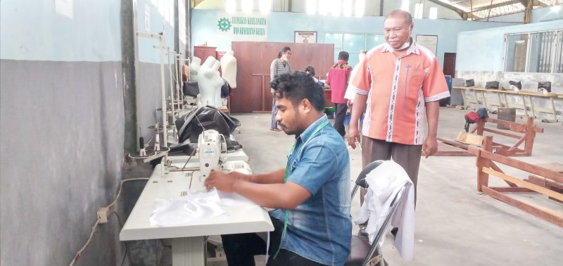 Oris sedang menjahit pesanan pelanggan, Selasa (1/3)