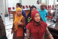 Sejumlah eks pedagang ikan TPI Alok mengikuti rapat dengar pendapat bersama Komisi 2 DPRD Sikka di ruang paripurna, Rabu (2/3)