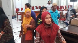 Sejumlah eks pedagang ikan TPI Alok mengikuti rapat dengar pendapat bersama Komisi 2 DPRD Sikka di ruang paripurna, Rabu (2/3)