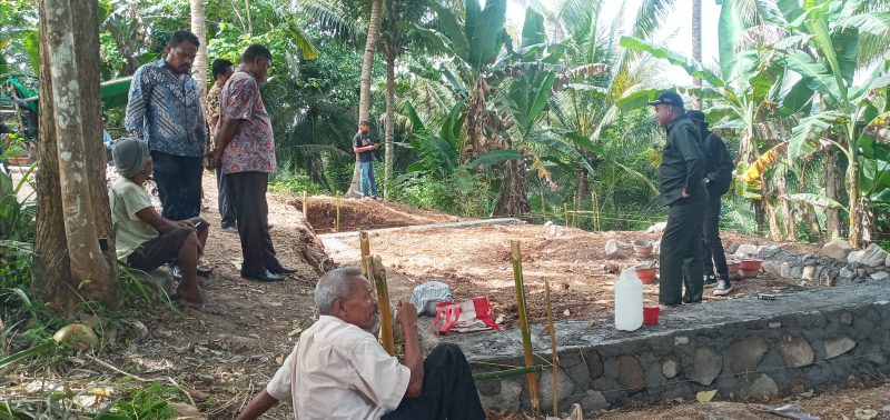 Monitoring Komisi 2 DPRD Sikka ke lokasi proyek jaringan air minum IKK Nita, Senin (7/3)