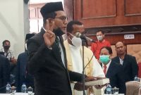 Ketua DPRD Sikka Donatus David melantik Simon Subandi Supriadi, Selasa (8/3)