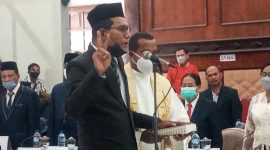 Ketua DPRD Sikka Donatus David melantik Simon Subandi Supriadi, Selasa (8/3)