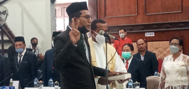 Ketua DPRD Sikka Donatus David melantik Simon Subandi Supriadi, Selasa (8/3)