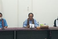 Wakil Bupati Sikka Romanus Woga memimpin rapat koordinasi Pilkades Serentak Tahun 2022, Kamis (10/3)