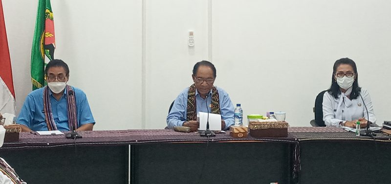 Wakil Bupati Sikka Romanus Woga memimpin rapat koordinasi Pilkades Serentak Tahun 2022, Kamis (10/3)
