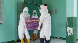 Jenazah SA dibawa petugas Covid-19 untuk dimakamkan di Desa Nangatobong, Sabtu (12/3)