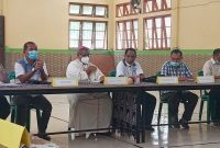 Uskup Maumere didampingi sejumlah pimpinan inti Panitia Pelaksana Sinode II Keuskupan Maumere saat rapat perdana di Aula Mardiwiyata, Sabtu (19/3)