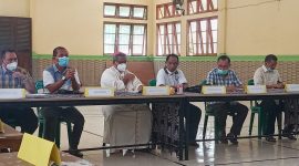 Uskup Maumere didampingi sejumlah pimpinan inti Panitia Pelaksana Sinode II Keuskupan Maumere saat rapat perdana di Aula Mardiwiyata, Sabtu (19/3)