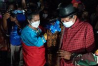 Ketua PKK Kecamatan Nita mengalungkan selendang kepada Duta Baca Indonesia, Senin (21/3)