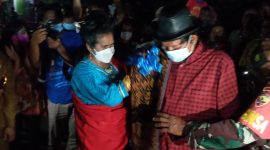 Ketua PKK Kecamatan Nita mengalungkan selendang kepada Duta Baca Indonesia, Senin (21/3)