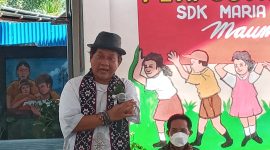 Duta Baca Indonesia Gola Gong saat kunjungan ke SDK Maria Ferrari, Selasa (22/3)