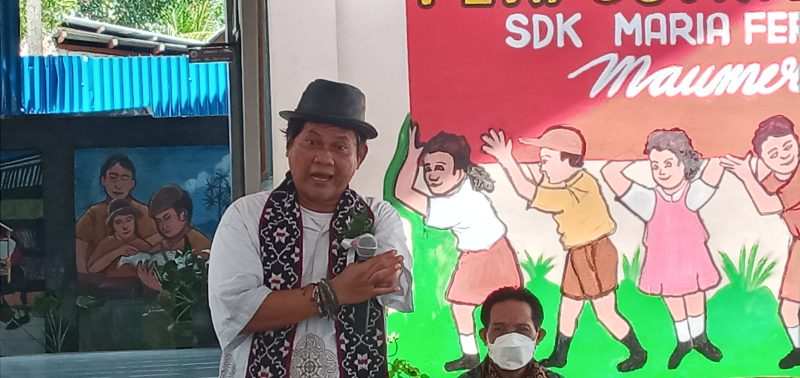 Duta Baca Indonesia Gola Gong saat kunjungan ke SDK Maria Ferrari, Selasa (22/3)
